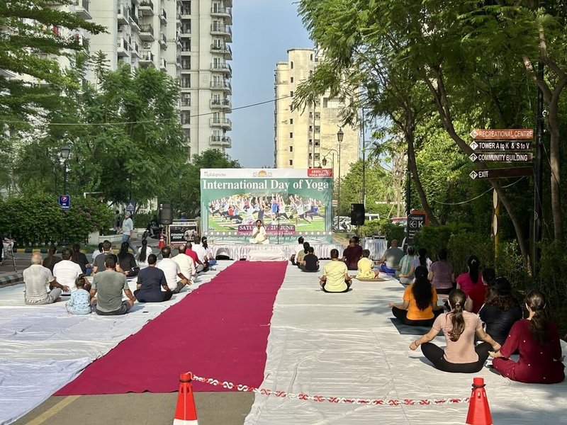 印度總理莫迪今天參加國際瑜伽日時表示,在西亞、歐洲衝突不斷之際,瑜伽可以為世界帶來和平。圖為印度社區舉辦的國際瑜伽日活動。(熊華彬提供)中央社記者李晉緯新德里傳真 114年6月21日