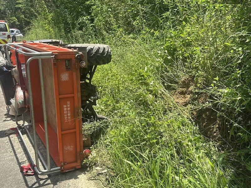 台中市北屯區74歲劉姓婦人21日駕駛農用車行駛在苧園巷產業道路,車輛因不明原因翻覆,劉婦被壓車下,送醫不治。(民眾提供)中央社記者趙麗妍傳真 114年6月21日