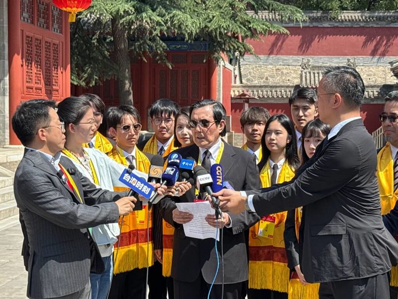 前總統馬英九(圖中)21日表示,大部分的台灣人對中華文化與民族認同,都有極其堅定的信念,保有中華民族的主體性和尊嚴。。 (馬英九辦公室提供) 中央社記者王承中傳真 114年6月21日
