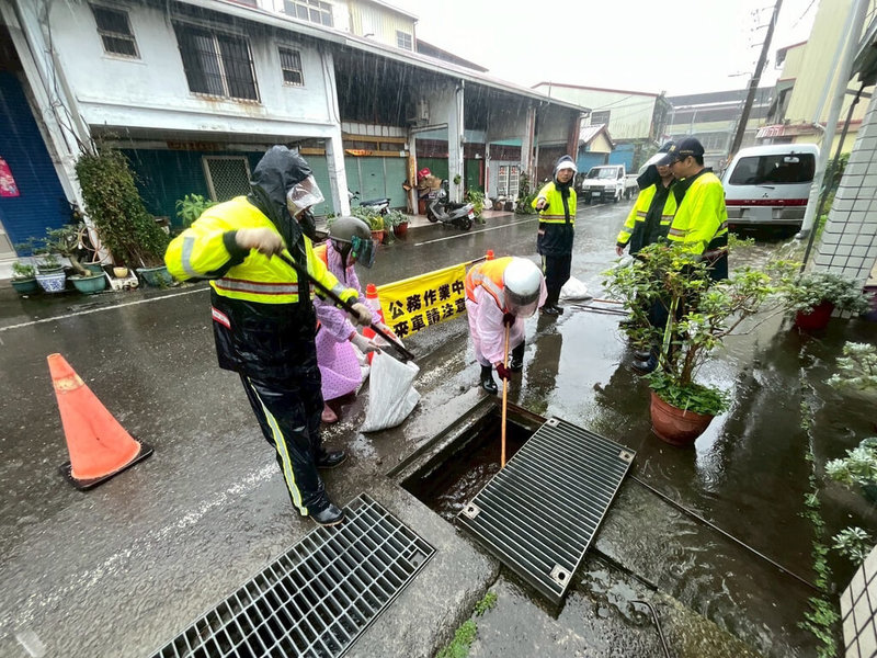據高雄市環保局統計,市內側溝、洩水孔清疏作業至2025年6月12日止,已完成清疏長度2882公里,目標達成率62.2%;清疏重量則有1萬8546公噸,達成率67.8%,與2024年同期相較分別增約1.5倍與1.8倍,(高雄市政府提供)中央社記者洪學廣傳真 114年6月21日