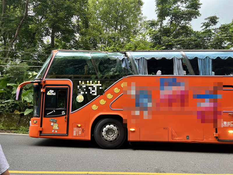 一輛遊覽車21日行經南投縣道151線17.2公里處突遭倒木擊中車頂,3名乘客遭玻璃割傷,傷者自行就醫,業者則緊急另調遊覽車接駁其餘乘客繼續行程。(民眾提供)中央社記者蕭博陽南投縣傳真 114年6月21日