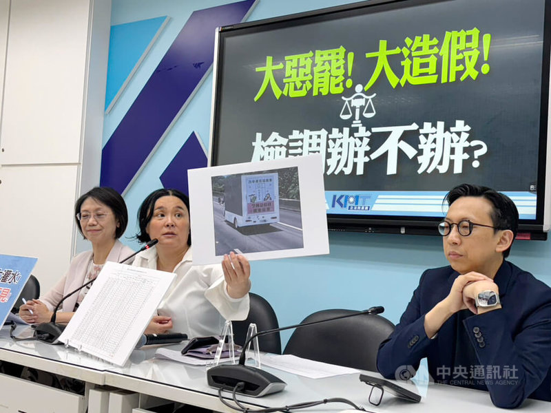 國民黨立法院黨團副書記長陳玉珍（中）、翁曉玲（左）及立委葛如鈞（右）21日舉行記者會，指出罷免二階連署的連署不合規定數量大，質疑罷團偽造文書，要求中選會立即告發。中央社記者郭建伸攝  114年6月21日
