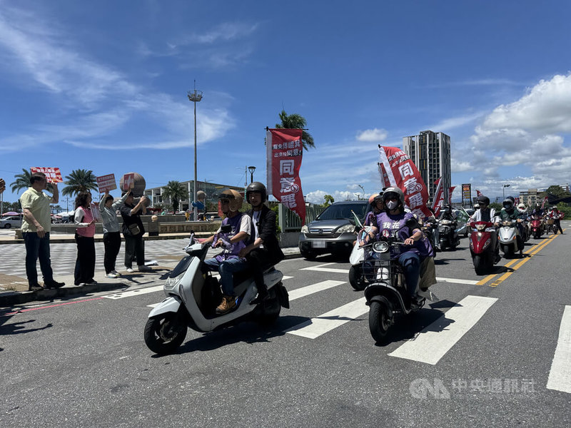 花蓮罷免傅崐萁民間團體21日上午集結以車掃行動繞行花蓮市區，呼籲花蓮人勇敢站出來，7月26日回家投下同意票。中央社記者張祈攝 114年6月21日