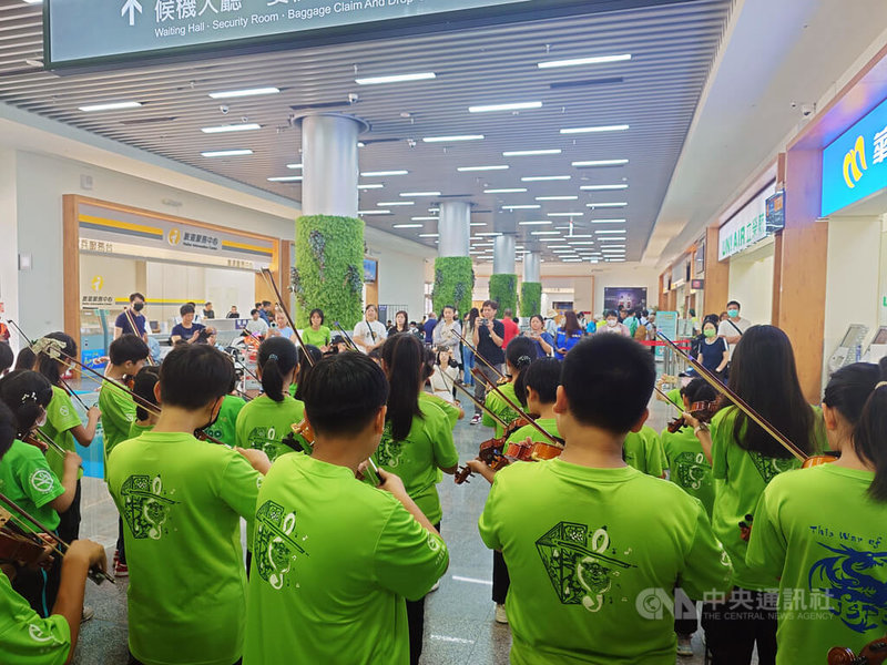 連江縣立中正國中小小提琴社成員21日上午在南竿機場舉行快閃義演活動,為馬祖家扶中心募款,演出曲目包括經典流行歌曲、閩東語歌謠等,悠揚樂聲引起民眾駐足。中央社記者潘欣彤攝 114年6月21日