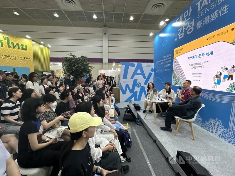 作家陳思宏(台上右2)21日在首爾國際書展台灣館舉行座談,吸引大批書迷參加。中央社記者廖禹揚首爾攝 114年6月21日