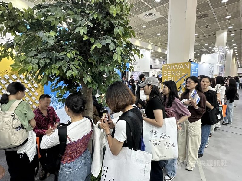 作家陳思宏21日在首爾國際書展台灣館舉行座談,會後書迷排隊索取簽名。中央社記者廖禹揚首爾攝 114年6月21日