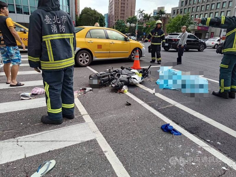 台北市警消21日下午獲報,捷運忠孝新生站3號出口前的路段發生車禍意外,派員到場發現,1輛吊車與3輛機車發生碰撞,導致1人當場死亡、1人受傷。(翻攝畫面)中央社記者劉建邦傳真 114年6月21日