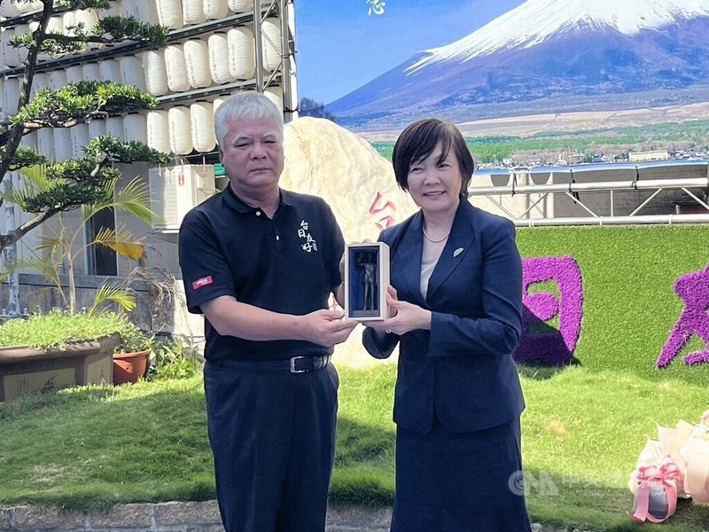 前日本首相安倍晉三夫人安倍昭惠(右)21日走訪高雄紅毛港保安堂向安倍晉三銅像獻花致意,保安堂主委張吉雄(左)特別致贈一尊迷你版安倍晉三銅像給安倍昭惠。中央社記者林巧璉攝 114年6月21日