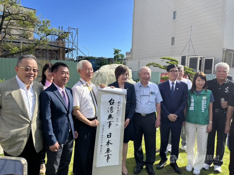 前日本首相安倍晉三夫人安倍昭惠(前左4)21日走訪高雄紅毛港保安堂,高雄市長陳其邁(前右3)、民進黨立委許智傑(前左2)、前內政部長余政憲(前左)等人陪同,現場並有民眾致贈書法字畫。中央社記者林巧璉攝 114年6月21日
