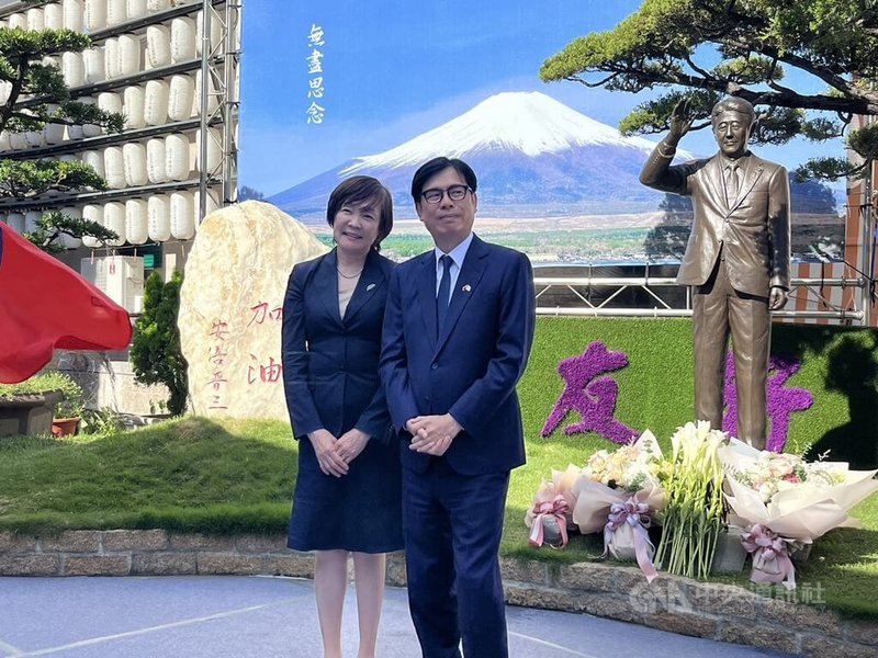 前日本首相安倍晉三夫人安倍昭惠(左)再度訪台,21日在高雄市長陳其邁(右)陪同下前往高雄紅毛港保安堂,到安倍晉三銅像前致意。中央社記者林巧璉攝 114年6月21日