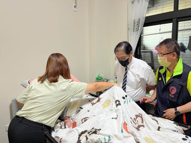 法務部長鄭銘謙(右2)20日至雲林探視一名因車禍重傷癱瘓的受害人,實地了解個案生活狀況,並致贈慰問金與照護物資。(雲林地檢署提供)中央社記者黃國芳傳真 114年6月21日