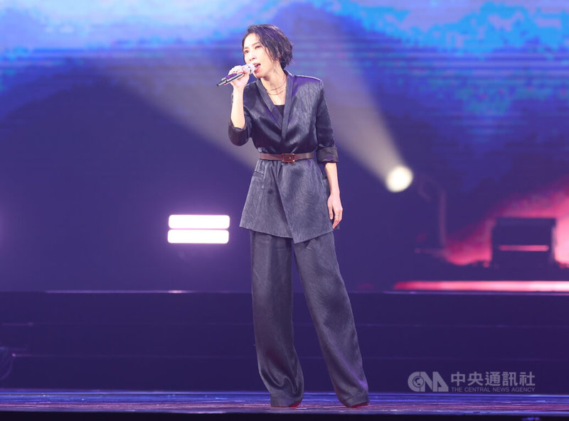 2025 hito流行音樂獎21日在台北小巨蛋舉行頒獎典禮,歌手戴佩妮(圖)應邀擔任演出嘉賓,送上歌曲「雙生火焰」。中央社記者張新偉攝 114年6月21日