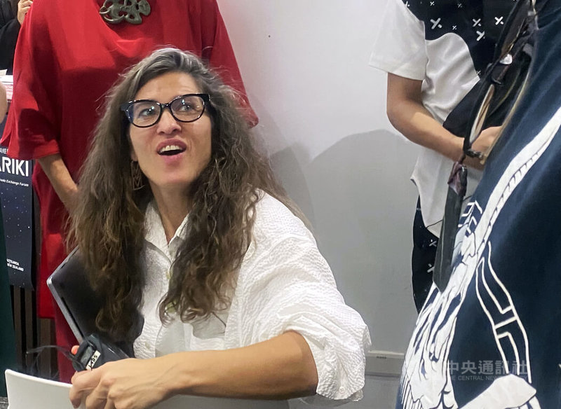 電影「獅子王」毛利語版重要推手、奧斯卡提名製片人溫斯坦利(Chelsea Winstanley)(圖)21日應邀在新北市出席台紐文化與經濟交流會,分享致力推廣毛利語的心路歷程。中央社記者黃旭昇新北市攝 114年6月21日