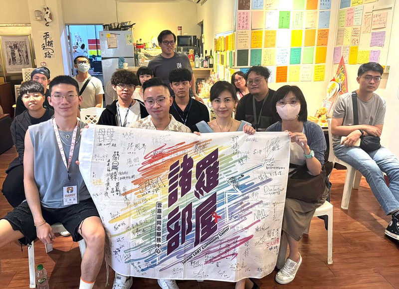 教育部青年發展署21日發布新聞稿介紹「青年壯遊點壯遊體驗活動企劃見習專案」,開放18至35歲青年可至壯遊體驗學習網報名參與;嘉義青年謝宜達(前排左1)透過計畫,參與諸羅部屋辦理的多元性別議題活動。(教育部提供)中央社記者陳至中傳真 114年6月21日