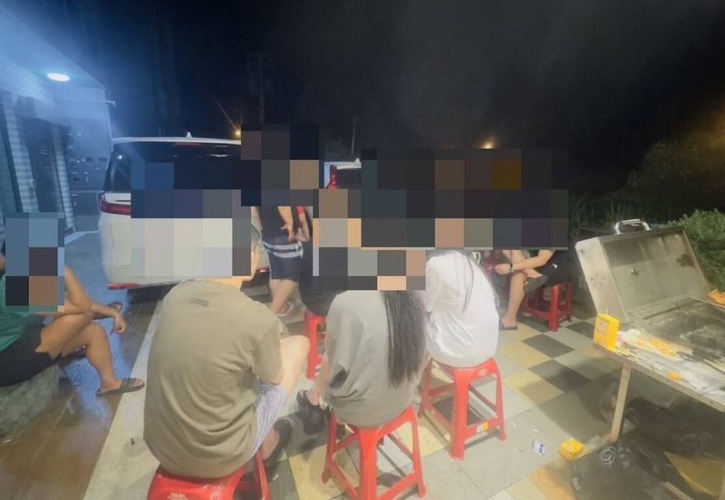 趙姓男子與友人包下恆春鎮1棟民宿慶生,警方21日凌晨獲報,民宿內疑有施用毒品,前往現場查獲第三級毒品K他命,將21名男子及6名女子移送屏東地方檢察署偵辦。(恆春警分局提供)中央社記者李卉婷傳真 114年6月21日