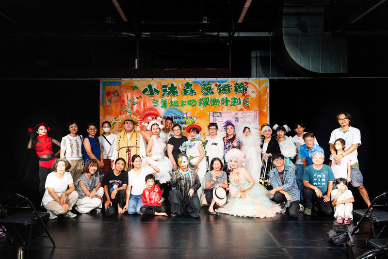 衛武營藝術村WeR自21日起推出「草地上的躍動」活動,以表演藝術為核心,策動一連串即興結合跨領域的藝術活動,邀請民眾走入城市綠地,與自然展開對話。(衛武營藝術村提供)中央社記者林巧璉傳真 114年6月21日