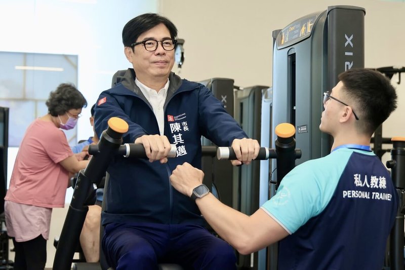 高雄市岡山運動中心21日開幕,高雄市長陳其邁(中)參觀場館與泳池,並在教練指導下體驗健身設備。(高雄市政府提供)中央社記者洪學廣傳真 114年6月21日