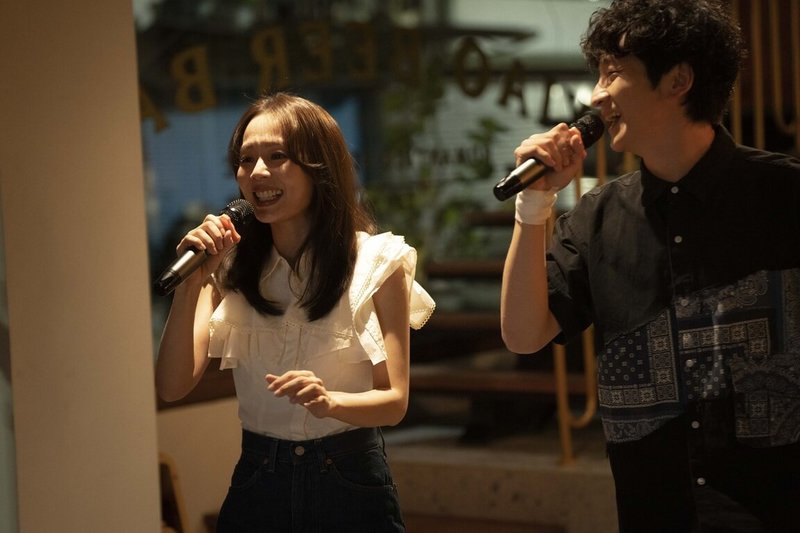 金曲歌后孫淑媚(左)參演戲劇「拜六禮拜」,劇中開設酒吧「蕭吧」附設KTV,有粉絲關切「蕭吧」歌單是否就是孫淑媚歌單,她笑說,所有音樂都有版權「不然會被告」。(公視台語台、華視提供)中央社記者陳怡璇傳真 114年6月21日