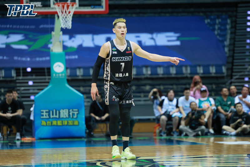 台灣職業籃球大聯盟(TPBL)新北國王隊21日作客高雄全家海神隊主場,靠著當家球星林書豪(中)飆進全場最高26分,終場就以104比99奪勝,在總冠軍系列賽取得2比1領先。(TPBL提供)中央社記者陳容琛傳真 114年6月21日