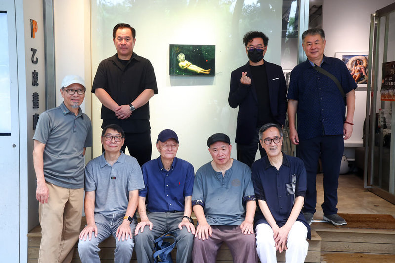 「沃壤新葩:2025台灣當代攝影11人聯展」展期倒數,圖為參展攝影家張智銘(後左起)、鄧博仁、葉陶軒、洪世聰(前左起)、章光和、莊靈、林添福、張國治合影留念。(乙皮畫廊提供)中央社記者王寶兒傳真 114年6月21日