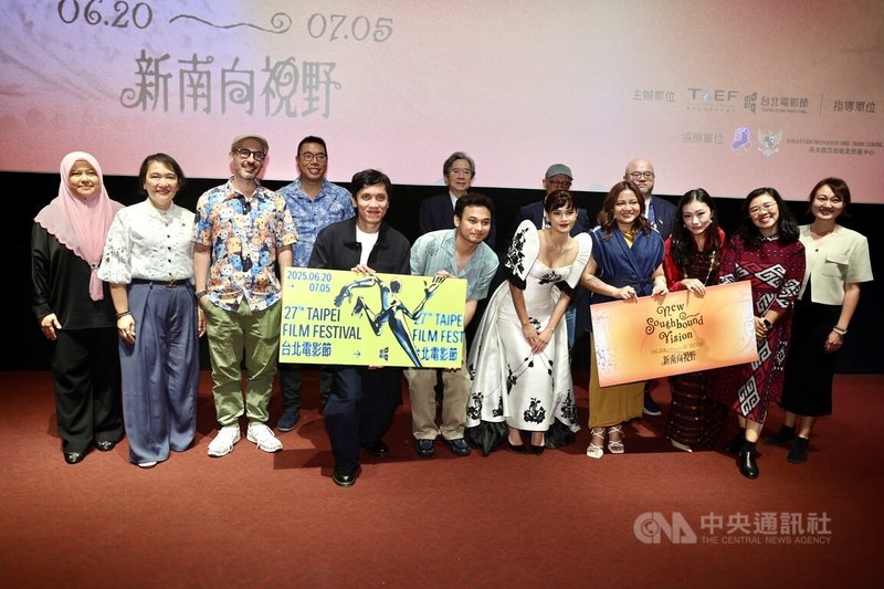 2025台北電影節攜手台灣亞洲交流基金會策畫「新南向視野」單元,精選東南亞及南亞多部優異作品放映,21日在台北光點華山舉辦開幕式,台亞基金會董事長蕭新煌(後中)也到場共襄盛舉。中央社記者王飛華攝 114年6月21日