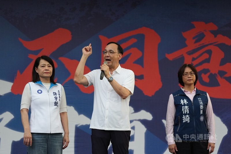 「北北基反惡罷團結大會」21日在台北榮星花園登場,國民黨主席朱立倫(中)出席致詞,呼籲所有選民朋友務必站出來投下不同意罷免票。中央社記者徐肇昌攝 114年6月21日