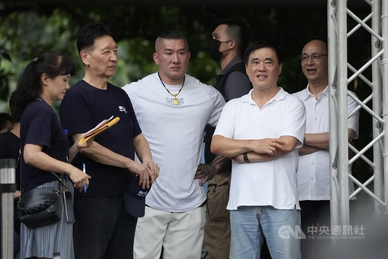 國民黨「北北基反惡罷團結大會」21日在台北榮星花園登場,包含黨主席朱立倫(右起)、前台北市長郝龍斌、網紅「館長」陳之漢、前中廣董事長趙少康都到場參與。中央社記者徐肇昌攝 114年6月21日