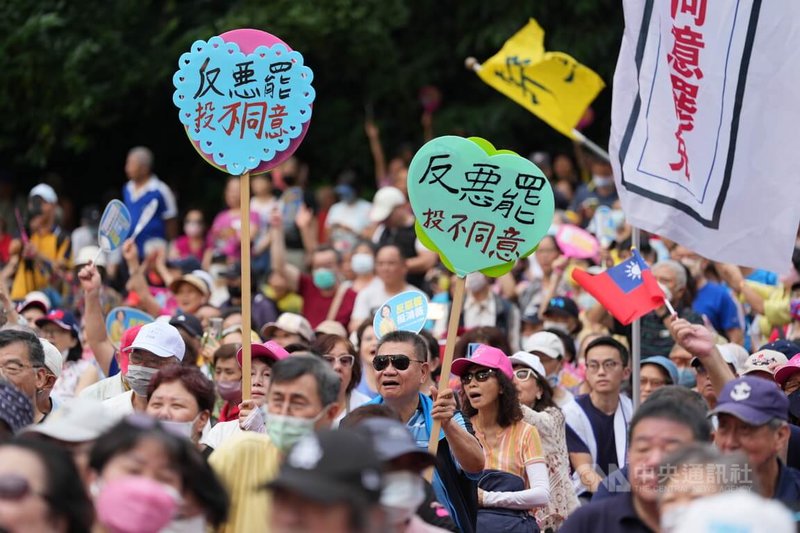 「北北基反惡罷團結大會」21日在台北榮星花園登場,現場湧入大批國民黨支持者響應參與,高舉自製標語牌等表達「反惡罷」立場。中央社記者徐肇昌攝 114年6月21日