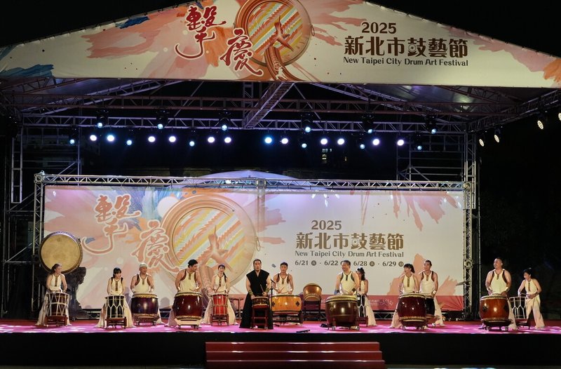 2025新北市鼓藝節21日晚間在新莊區熱鬧揭幕,台灣團隊「御鼓坊」和來自日本的太鼓大師小林義隆(前中黑衣者)同台共演。(新北市文化局提供)中央社記者黃旭昇新北市傳真 114年6月21日
