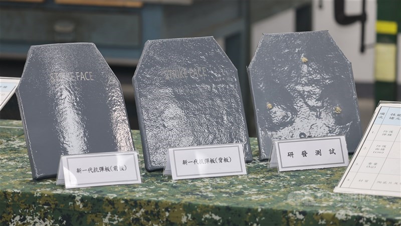 圖為國防部軍備局205廠展示新式抗彈板。(中央社檔案照片)