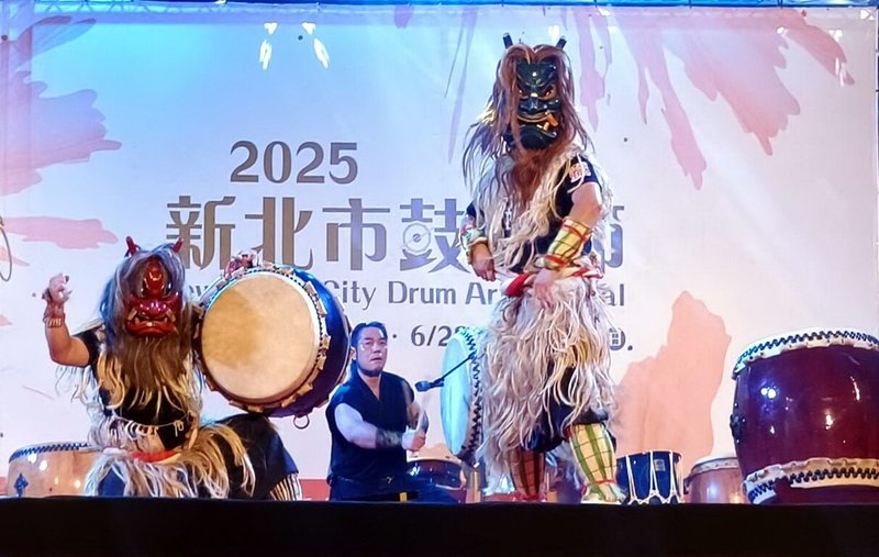 2025年新北市鼓藝節21日晚間熱鬧開幕,日本「NAMAHAGE鄉神樂太鼓團」團長小林義隆(後)應邀帶來精彩演出,以鼓聲展現男鹿半島著名的Namahage(生剝鬼)儀式。(新北市文化局提供)中央社記者黃旭昇新北市傳真 114年6月21日