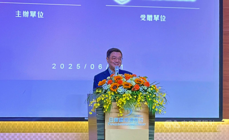 行政院長卓榮泰(圖)21日到台東池上日暉國際渡假村出席「慈善領航捐贈典禮」,他致詞時表示,日暉集團董事長鄭越才不僅在台東地區從事社會福利和照顧,觸角更延伸到新北市,捐贈對象包括警消、學校等,要大聲讚揚鄭越才的善行義舉。中央社記者盧太城台東攝 114年6月21日