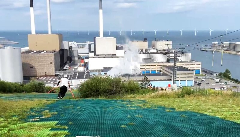 彰化縣長王惠美及考察團21日參訪丹麥哥本哈根廢棄物資源化中心,該建物結合垃圾焚化發電與社區休憩,屋頂有滑雪道、外牆設人造攀岩牆,參訪時剛好有民眾在現場滑草(圖),綜合的設計理念令參訪團印象深刻。(彰化縣政府提供)中央社記者蕭博陽彰化縣傳真 114年6月21日