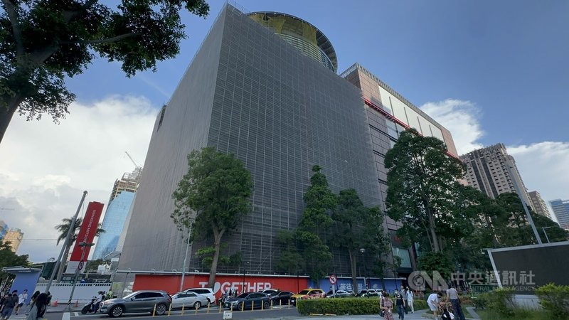 新光三越台中中港店2025年2月13日氣爆,目前正依修復計畫施工,建物外觀搭起工程鷹架及防護網。中央社記者趙麗妍攝 114年6月21日
