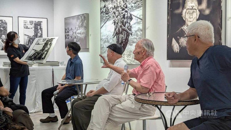 「沃壤新葩:2025台灣當代攝影11人聯展」將在22日閉幕,21日在參展藝術家章光和(左2)主持下,邀請攝影家莊靈(右2)、林添福(右3)及蔡文祥(右)分享作品理念與攝影之路。中央社記者王寶兒攝 114年6月21日