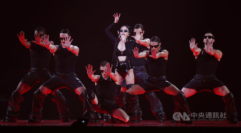 歌手蔡依林(中)宣布發行新單曲Pleasure後的首場演出就獻給2025 hito流行音樂獎頒獎典禮,21日晚間在台北小巨蛋帶來炫目視覺效果,和舞者們的高張力演出更震撼全場。中央社記者張新偉攝 114年6月21日