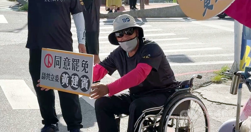 中央選委會公布台東國民黨籍立委黃建賓罷免案成案,罷團和民進黨公職人員21日上街宣講,呼籲民眾勇敢站出來投下同意票。中央社記者盧太城台東攝 114年6月21日