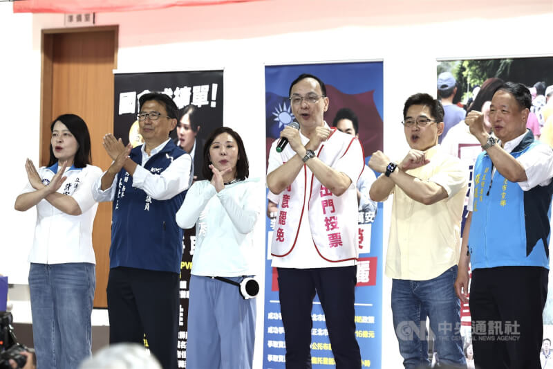 國民黨「反惡罷、戰獨裁」台北市南港場政策說明會21日登場,黨主席朱立倫(右4)出席,為黨籍立委李彥秀(左3)加油打氣,並一同比出打叉手勢,呼籲民眾用不同意罷免票守護民主。中央社記者翁睿坤攝 114年6月21日