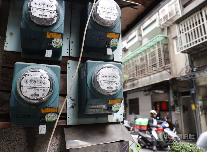 台電21日表示,目前台灣有99%家戶用電是依「用電量」計費。圖為北市一處公寓電表。(中央社檔案照片)