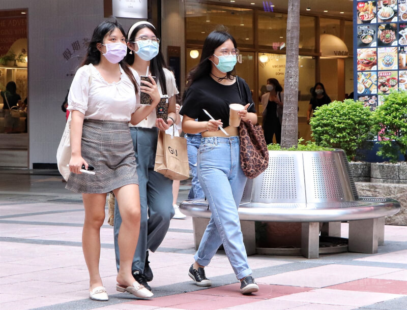 圖為中午時段台北信義區逛街民眾人手一杯手搖飲。(中央社檔案照片)