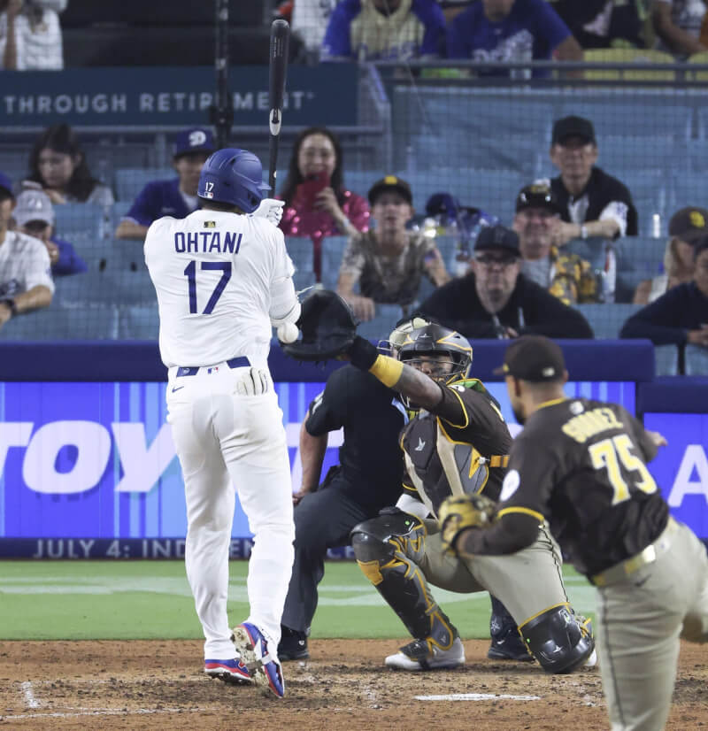 MLB洛杉磯道奇球星大谷翔平(左)19日對上聖地牙哥教士的比賽中,遭觸身球擊中。(共同社)