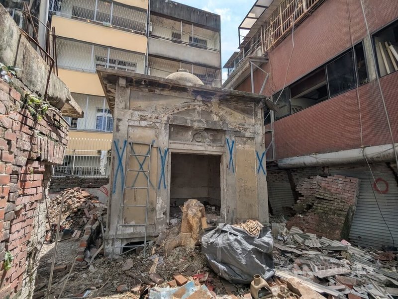 台中中區巷道內1處鐵皮建物21日進行拆除,意外發現1棟疑似日治時期建物,有著圓頂與四方形外觀,且門面上方還有卍字樣。中央社記者蘇木春攝 114年6月22日