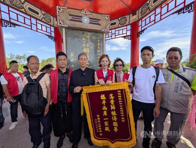 金門各界紀念胡璉將軍逝世48週年追思祭典22日在金城鎮伯玉亭公園舉行,其孫女胡敏珍(前排右4)參與在金門追思祭典。此次活動胡敏珍也邀請認同老兵尋根理念的中華統一促進黨總裁張安樂(前排左3)見證。中央社記者吳玟嶸攝 114年6月22日