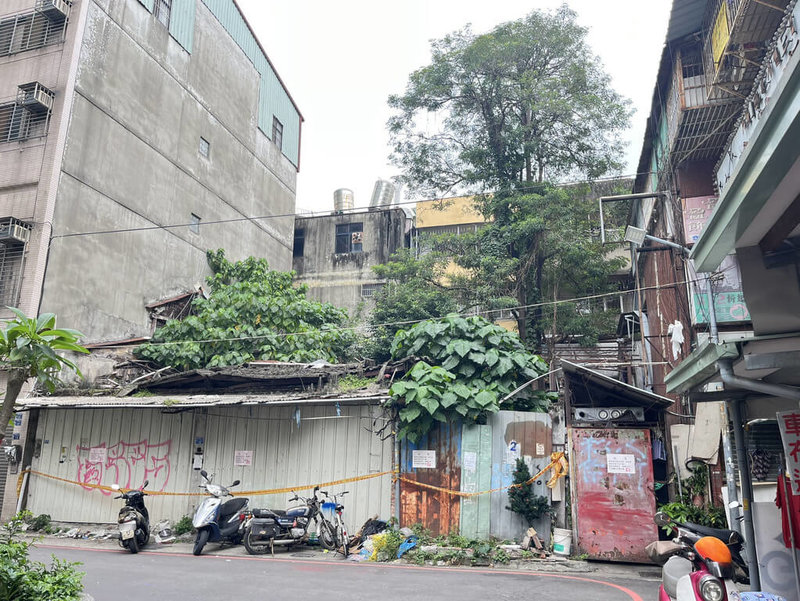 台中中區巷道內1處鐵皮建物21日進行拆除,意外發現1棟疑似日治時期建物,拆除前因建物以鐵皮圍籬無人管理,周邊居民抱怨孳生蚊蟲。(民眾提供)中央社記者蘇木春傳真 114年6月22日