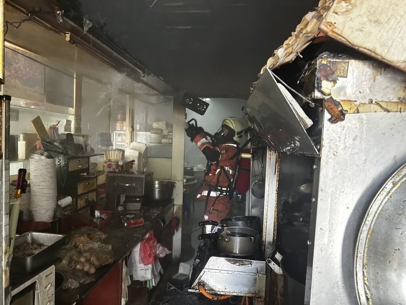 新竹市南寮地區1間鴨肉麵店22日上午發生火警,警消到場確認起火點為1樓營業用廚房,火勢約10分鐘後撲滅。(新竹市消防局提供)中央社記者魯鋼駿傳真 114年6月22日