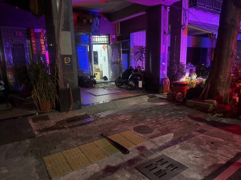 高雄市苓雅區21日晚間發生砸店事件,警方調查發現多名犯嫌乘坐4輛車至一間已打烊茶行,並持棍刀進入攻擊店內人員,造成4人受傷。犯嫌離開時還倒車撞門,警方已成立專案小組,循線鎖定對象及車牌追緝中。(高市苓雅警分局提供)中央社記者洪學廣傳真 114年6月22日