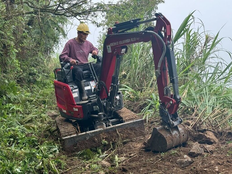 花蓮0403地震造成太魯閣台地上方的大禮、大同部落聯外道路嚴重坍方,在太管處等各界力量的協助下,歷經1年,步道與林道陸續修復完成,其中民間捐贈的小怪手,是山區修復的最佳助力。(太魯閣國家公園管理處提供)中央社記者李先鳳傳真 114年6月22日