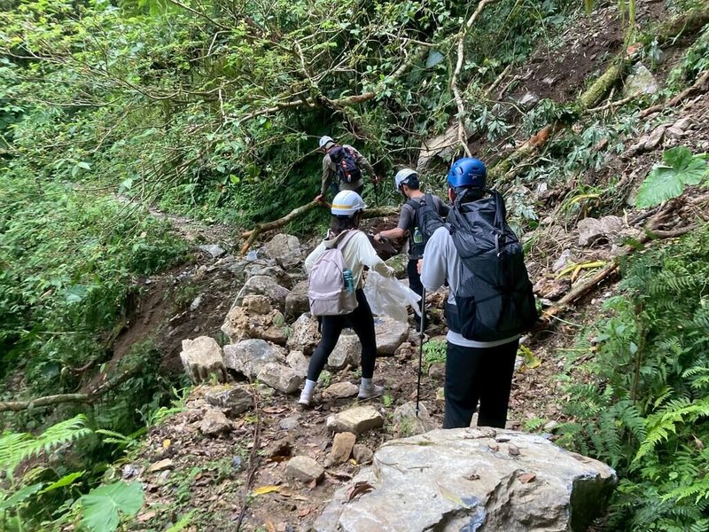 花蓮0403地震造成太魯閣台地上方的大禮、大同部落聯外道路嚴重坍方,太管處相關人員至大禮部落勘災,攸關部落族人生活的「大禮步道」和「砂卡礑林道」修復,被列為最優先辦理工作項目。(太魯閣國家公園管理處提供)中央社記者李先鳳傳真 114年6月22日