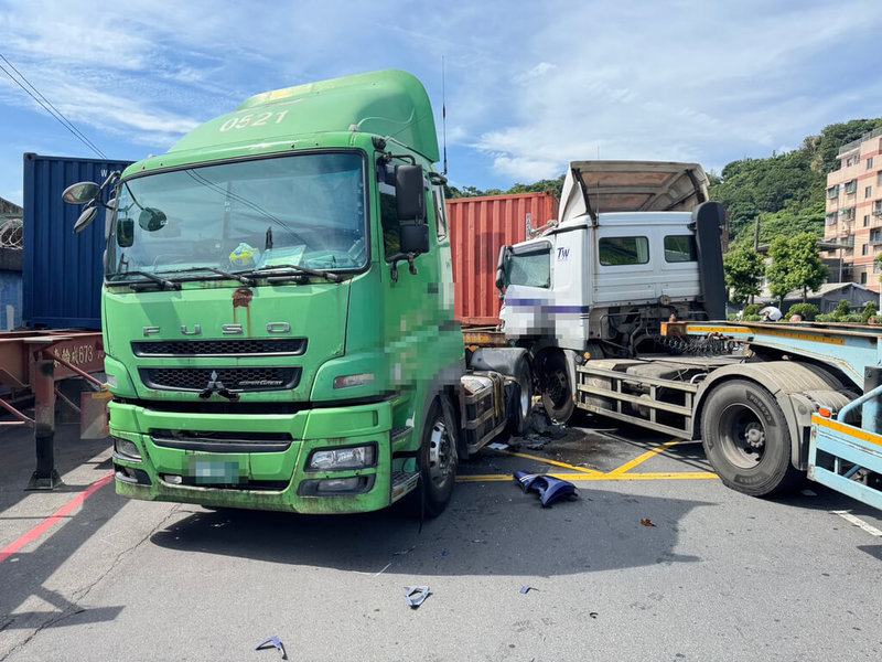 38歲吳姓女子22日駕駛曳引車(白色車頭)行經基隆市中山四路左轉時,與對向往高速公路方向直行的曳引車發生碰撞,吳女左小腿骨折受困駕駛座,消防員到場將人救出送醫治療。(讀者提供)中央社記者王朝鈺傳真 114年6月22日