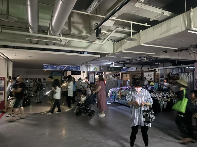 位於宜蘭市民權路二段的新月廣場22日下午突然整棟停電,不少民眾以手機照明。台電表示,因開關設備接頭故障造成432戶停電,新月廣場已恢復用電,目前剩22戶尚未復電,持續搶修中。(讀者提供)中央社記者王朝鈺傳真 114年6月22日